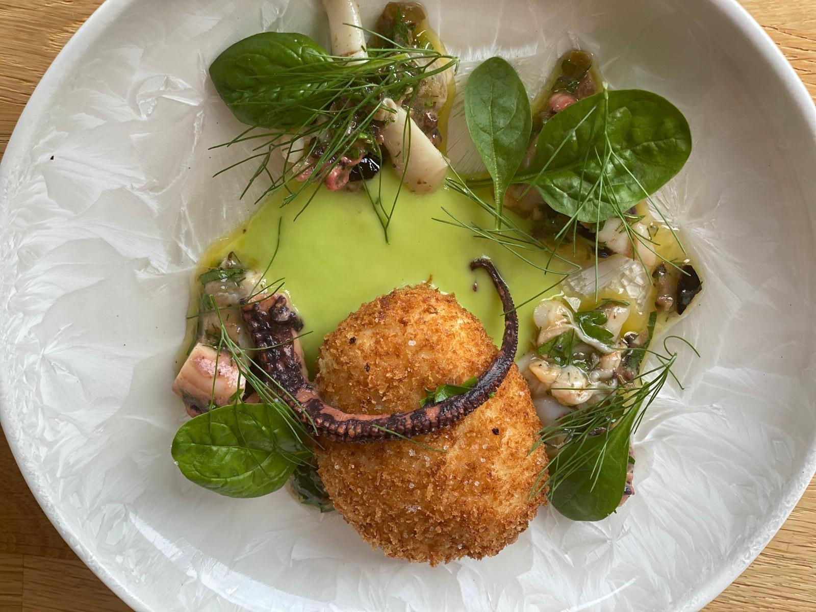 Poulpe pané, jus vert et herbes