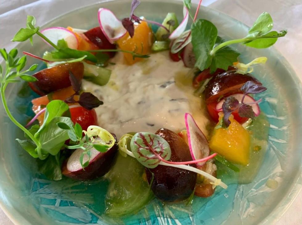 Salade de betteraves, crème et pousses