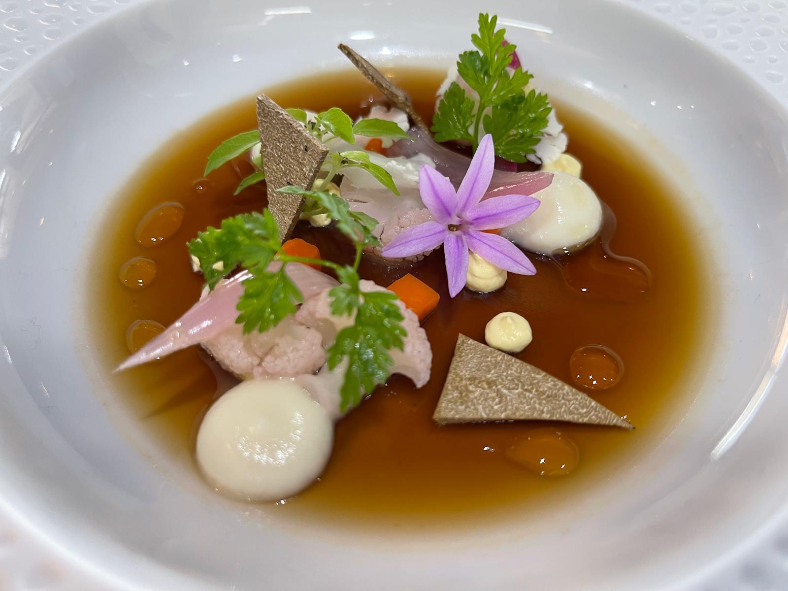 Consommé, truffe et fleur