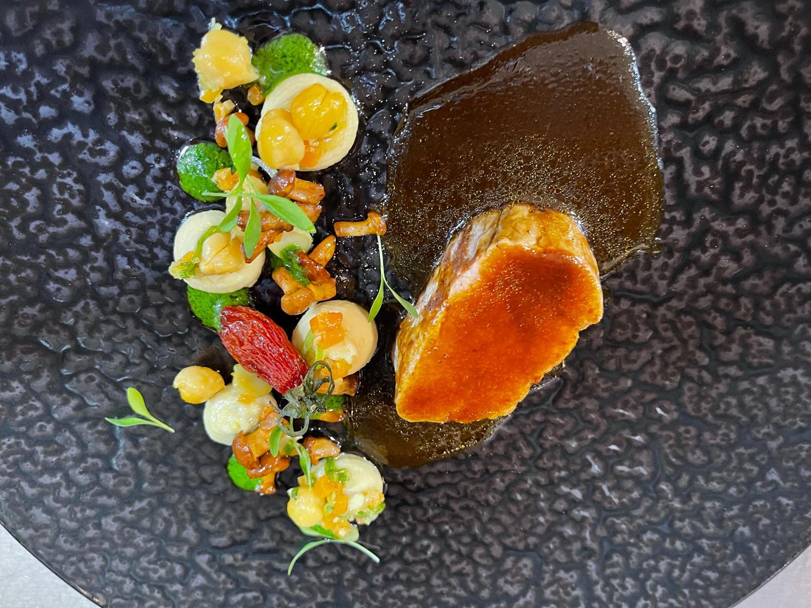Veau doré, girolles et jus