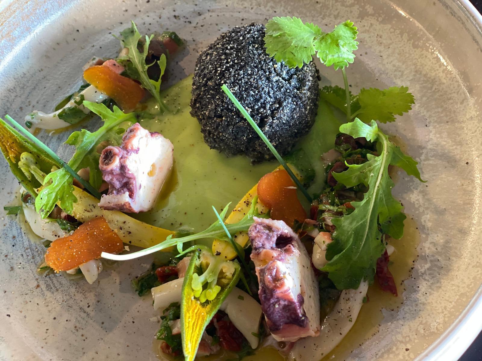 Poulpe, encre et légumes