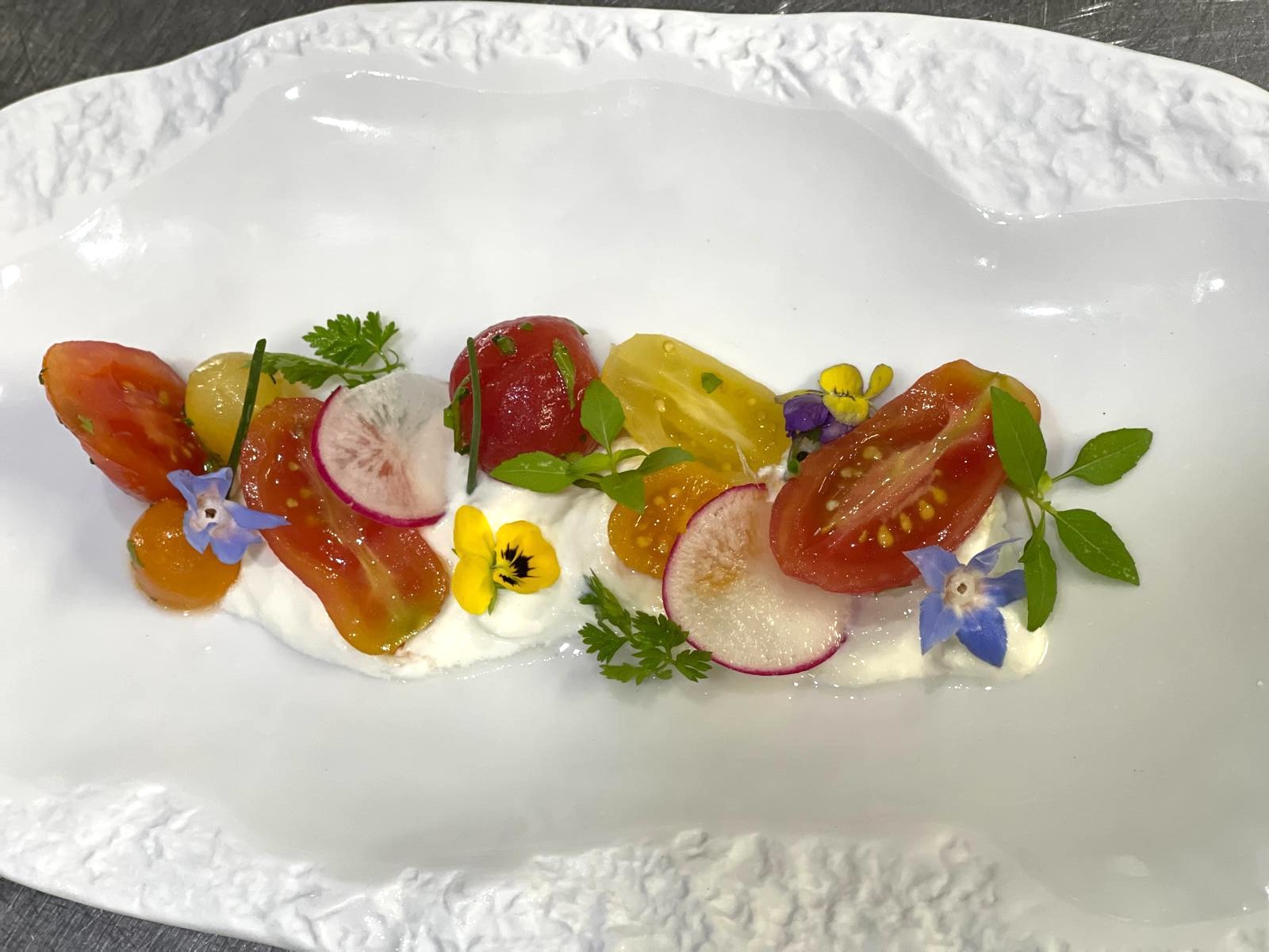 Tomates anciennes, burrata et fleurs