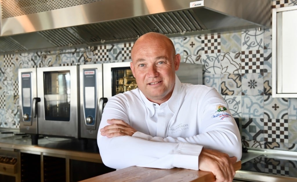 Chef Yorann Vandriessche dans sa cuisine